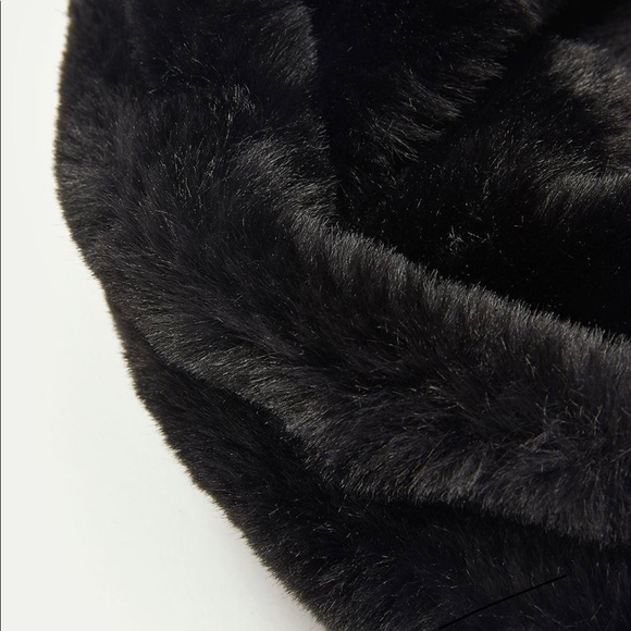 Faux fur infinity scarf - Picture 5 of 6